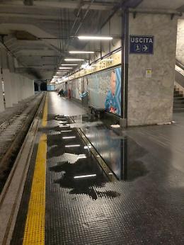 Maltempo a Napoli, piove nella stazione Maradona 