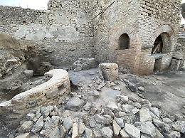 Scavi di Pompei, scoperto un antico "panificio - prigione"