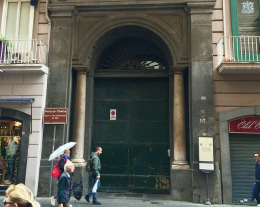 Palazzo storico deturpato dai fari di una boutique
