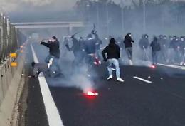 Scontri ultras sull'A1, in corso identificazioni: arrestato tifoso della Roma