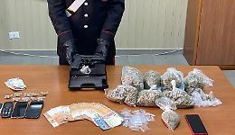 Viola obbligo di dimora con droga in borsa, in casa anche armi