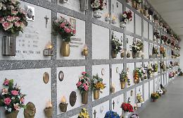 Spari al cimitero, tre fori di proiettile sulla porta dei dipendenti