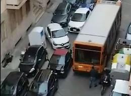 Via Chiatamone, nuovo piano strisce blu contro i parcheggiatori abusivi