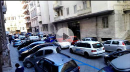 Via Chiatamone, traffico in tilt: negozianti e residenti contro gli stalli