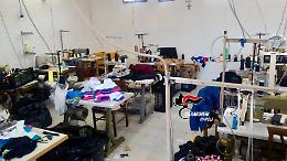 Blitz nell'azienda di costumi, lavoratrici al nero: nei guai la titolare