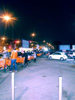 Scene di ordinaria follia: in fila, di notte, per fare la spesa