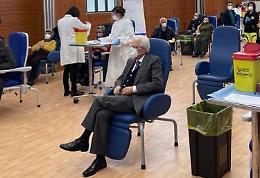 Covid, Mattarella vaccinato allo Spallanzani. In fila come gli altri