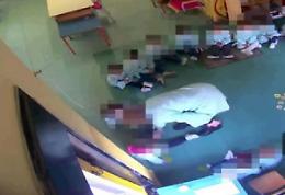 Picchia e tortura bimbi all'asilo, insegnante finisce nei guai