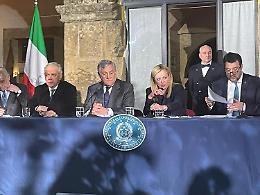 Migranti, Cdm a Cutro: sì a decreto con stretta su scafisti. Meloni: «Segnale concreto»