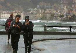 Maltempo in Campania, allerta per vento forte e mareggiate