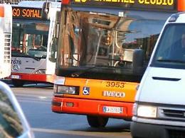 Roma, nuova aggressione a un autista del bus: «Picchiato da tre persone»