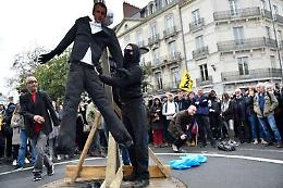 Pupazzo Macron impiccato in piazza