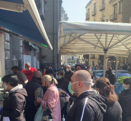 Coronavirus a Napoli, ressa davanti alle pescherie per le cozze del Giovedì Santo