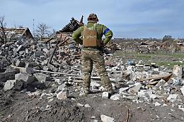 Ucraina, a Kharkiv fossa comune con soldati Russia. Trovati corpi di civili a Voznesensk