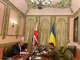 Johnson a sorpresa a Kiev da Zelensky. Gb invia 120 blindati e missili antinave