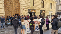 Attivisti respinti al consiglio comunale, cori contro il sindaco
