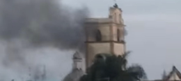 A fuoco cumulo di rifiuti, campanile storico in fiamme