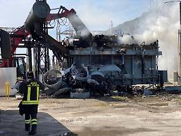Incendio nella centrale elettrica, ancora fumo: è allarme