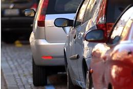 Ruba un'auto, poi tenta la fuga: arrestato 20enne a Pianura