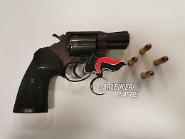 Pistola carica sotto il sedile auto, arrestato 22enne 