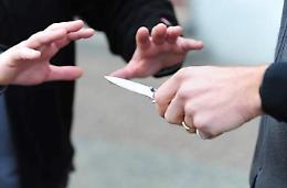 Piazzale Tecchio, minacce col coltello per rapinargli lo smartphone: preso