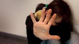 Violenza sessuale sulle figlie minorenni: arrestato