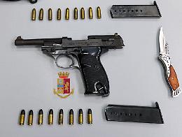 Capodichino, tenta di disfarsi di una pistola: arrestato