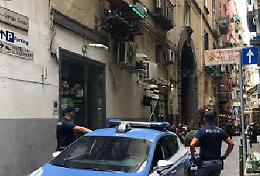 Tenta rapina ad allievo poliziotto e gli spara: fermato un 17enne