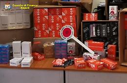 Napoli, sequestrati un milione di accessori da fumo venduti senza autorizzazione