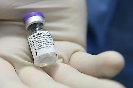Aumentano i contagi, Pfizer annuncia: «Sarà necessaria la terza dose di vaccino»