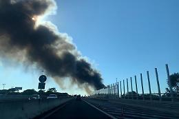 Roma, vasto incendio a Centocelle: udite esplosioni. «Chiudete le finestre»