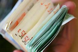 Perde borsello con 4mila euro, giovane lo trova e glielo restituisce