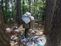 Monte Faito, boom di turisti ma senza controlli. Ferragosto ad alto rischio per i boschi