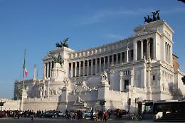 Turista denunciato, faceva volare un drone sull'Altare della Patria