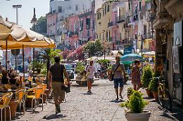 Case trasformate in B&B, denunciate 5 persone