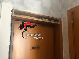 Scampia, la droga nascosta nel telaio di una porta: arrestato