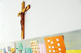 Crocifisso a scuola, affissione in aula non è discriminatoria