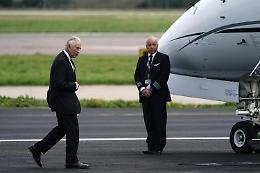 Re Carlo a Buckingham Palace, la folla lo acclama