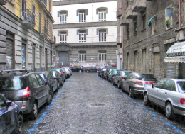 Strada pedonalizzata, guardamacchine minaccia assessore
