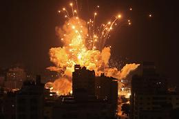 Israele, raid in corso su Gaza: «Colpiti 800 obiettivi Hamas». Oltre 700 morti