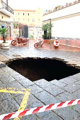 Voragine a Monte di Dio, accertamenti in via Calascione