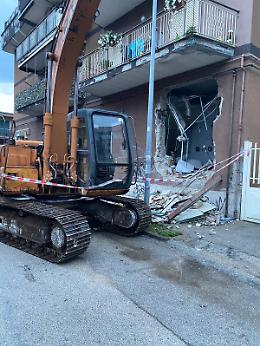 Rapinatori portano via cassa continua della banca con la ruspa 
