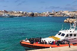 Migranti: sbarco a Lampedusa, donna muore per ipotermia