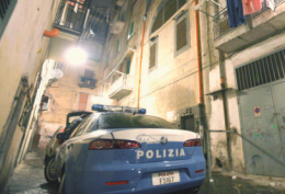 Tra i vicoli è faida a oltranza: un agguato e due pistolettate