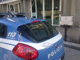 Rapinata e massacrata, 49enne finisce in manette