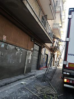 Castellammare di Stabia. Camion smantella un balcone al primo piano. Tragedia sfiorata per una passante