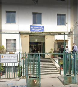 Raid al liceo Caccioppoli, distrutti vetri e lavagne Lim