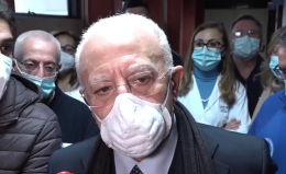 Vaccini, De Luca: «Scuole aperte per evitare danni ai bambini»