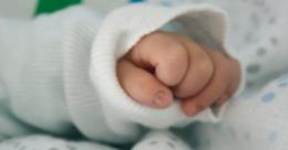 Bambina ingoia parti di un giocattolo, gravi danni neurologici