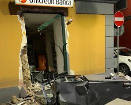 Casalnuovo, sradicano Atm con argano: caccia a gang